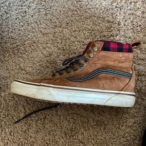 Good condition, some dirt/grass stains on the bottoms but easy to take off